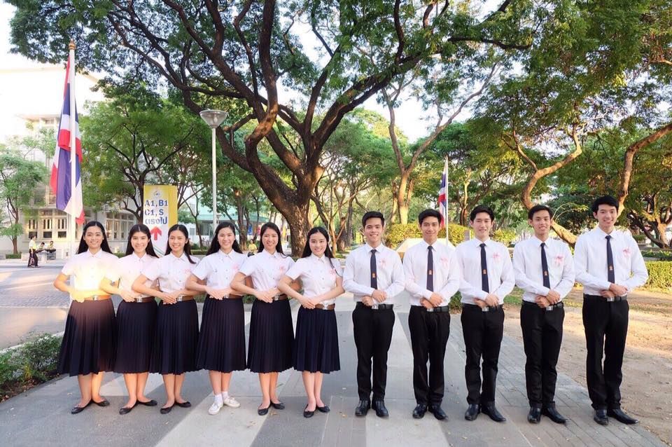 (จากซ้าย) มาริษา จันทร์ธนวงษ์, กนกสิริ จริยเศรษฐพงศ์, ปัญญภัทร ทรงธัมจิตติ, กฤติมา เกียรติศรีธารา, อรชพร ภู่เจริญ, วริศรา เตชะวิเชียร, ชานน บุญรัตนสมัย, กษิดิศ สอนไว, กตัญญู เบญจพรหมผดุง, ณรัณ กิติรัตน์ตระการและปคุณ รัตนชัยกานนท์