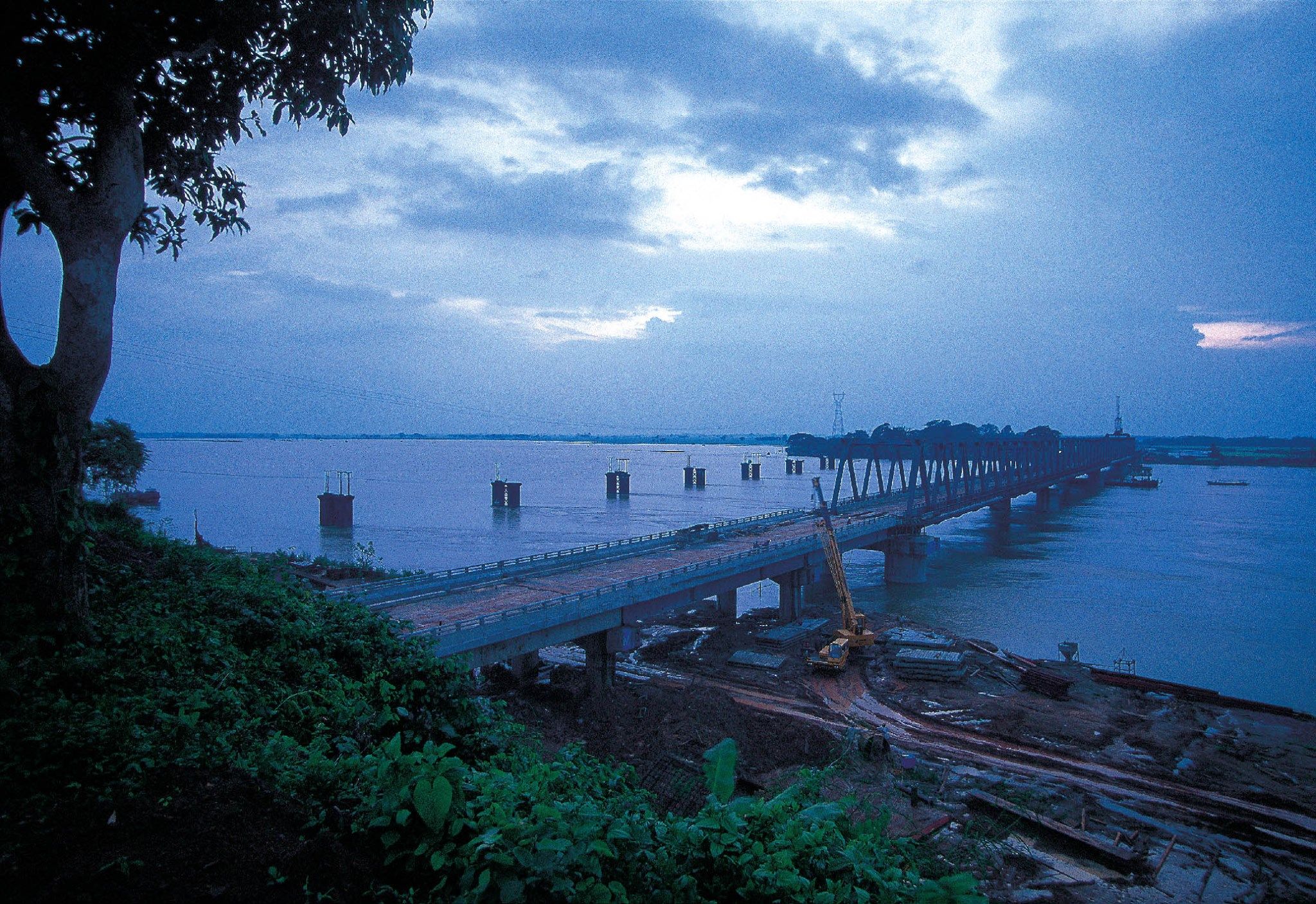 สะพานข้ามแม่น้ำสะโตงที่กว้างใหญ่กว่าแม่น้ำเจ้าพระยาหลายเท่า
