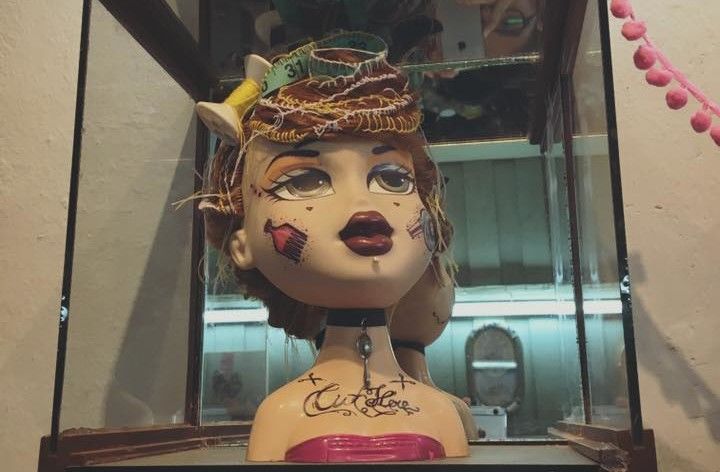 ทรงผมให้กับหัวหุ่นจำลองร้านเสริมสวย