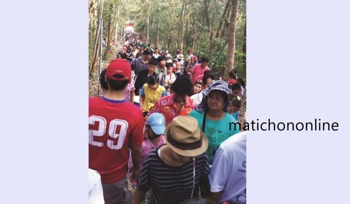 ชาวบ้านขึ้นเขาดงยาง วันมาฆบูชา