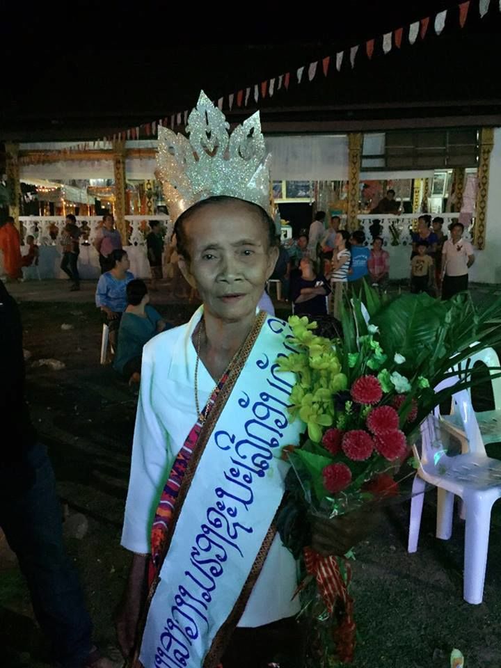ถึงแม้ได้แค่รองชนะเลิศ แต่ก็สวยไม่เป็นรองใคร ได้ดอกไม้ด้วยนะ
