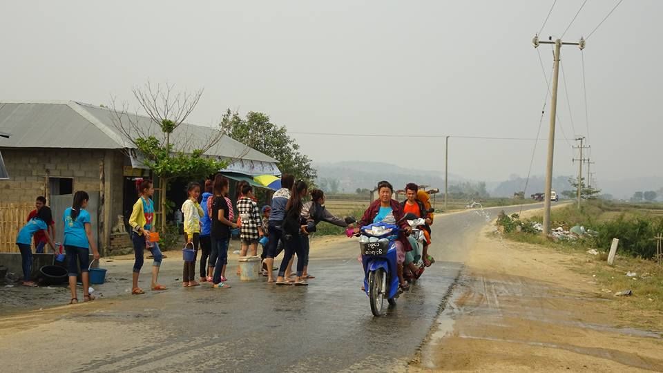 การเล่นน้ำสงกรานต์ที่บ้านกวาง เชียงตุง รัฐฉาน พม่า (ภาพจาก เฟซบุ๊ก kengtung)