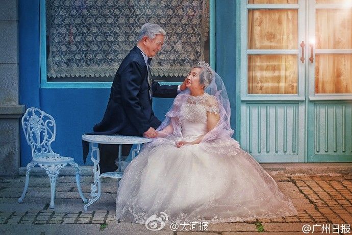 คุณย่าชาวจีนถ่ายแบบ