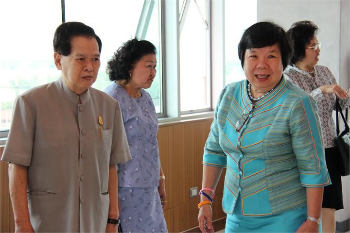 นายแก้วขวัญ วัชโรทัย เลขาธิการพระราชวัง พร้อมด้วยท่านผู้หญิงเพ็ญศรี วัชโรทัย เยี่ยมชมอาคารมหิดลอดุลยเดช-พระศรีนครินทร คณะพยาบาลศาสตร์ ม.มหิดล ศาลายา เมื่อวันที่ 8 กุมภาพันธ์ 2556