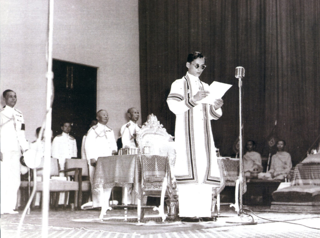 ผลการค้นหารูปภาพสำหรับ พระเจ้าอยู่หัวในพระบรมโกศฯ พระราชทานปริญญาบัตร