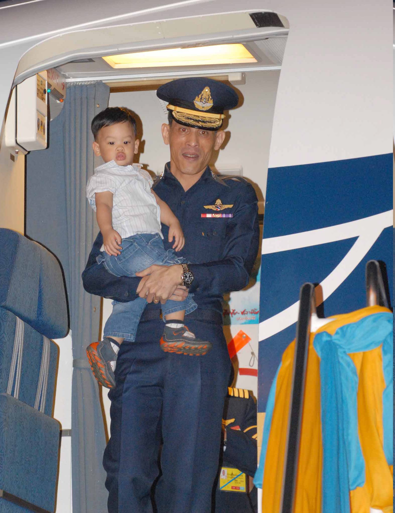 สมเด็จพระบรมโอรสาธิราชฯ สยามมกุฎราชกุมาร เสด็จพระราชดำเนิน พร้อมด้วยพระเจ้าวรวงศ์เธอ พระองค์เจ้าศรีรัศมิ์พระวรชายา และพระเจ้าหลานเธอ พระองค์เจ้าทีปังกรรัศมีโชติ ในการแปรพระราชฐานประทับแรม ณ พระตำหนักทักษิณราชนิเวศน์ จ.นราธิวาส เพื่อทรงปฏิบัติพระราชกรณียกิจในพื้นที่จังหวัดชายแดนภาคใต้ ระหว่างวันที่ 11-17 พฤศจิกายน