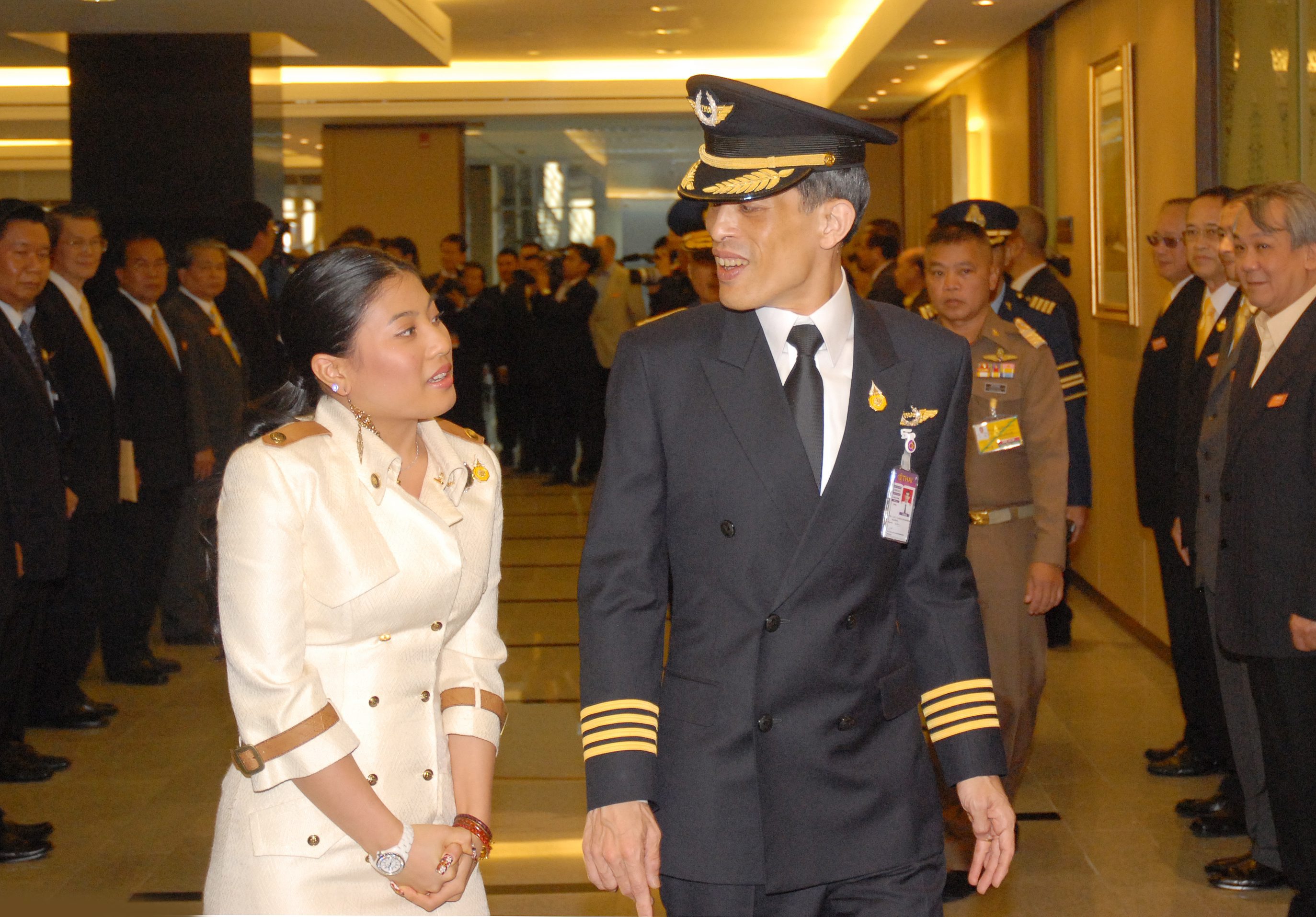 สมเด็จพระบรมโอรสาธิราชฯ เสด็จพระราชดำเนินพร้อมด้วยพระเจ้าหลานเธอ พระองค์เจ้าสิริวัณณวรีนารีรัตน์ ยังท่าอากาศยานกองบิน 41 จ.เชียงใหม่ ก่อนที่จะทรงปฏิบัติพระภารกิจนักบินขับเครื่องบินพระที่นั่งศรีสุราษฎร์ โบอิ้ง 737-400 เที่ยวบินพิเศษมหากุศล ช่วยผู้ประสบอุทกภัยและประชาชน 3 จังหวัดชายแดนภาคใต้ จากสนามบินนานาชาติเชียงใหม่ เพื่อเสด็จกลับกรุงเทพมหานคร