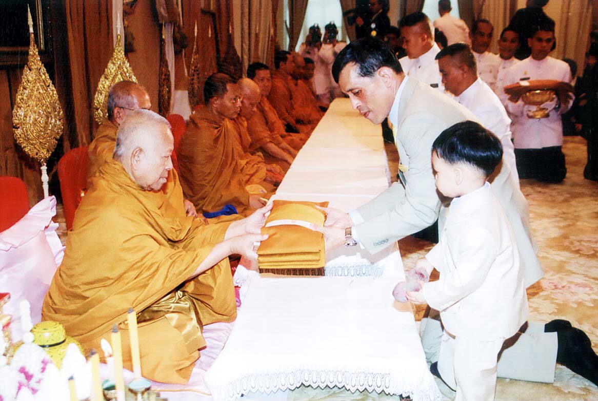 สมเด็จพระบรมโอรสาธิราชฯ สยามมกุฎราชกุมาร ทรงประเคนสำรับภัตตาหารแด่ประธานสงฆ์ เนื่องในวโรกาสวันคล้ายวันพระราชสมภพ สมเด็จพระบรมโอรสาธิราชฯ สยามมกุฎราชกุมาร ณศาลามิตรภิรมย์ วังศุโขทัย