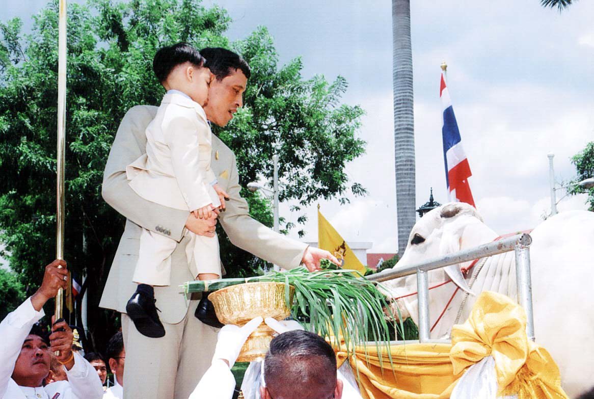 สมเด็จพระบรมโอรสาธิราชฯ สยามมกุฎราชกุมาร เสด็จพระราชดำเนินพร้อมด้วย พระองค์เจ้าศรีรัศม์ พระวรชายา พระองค์เจ้าทีปังกร รัศมีโชติ พระเจ้าหลานเธอ พระองค์เจ้าพัชรกิติยาภา และ พระองค์เจ้าสิริวัณวลีฯ ทรงปล่อยโค เนื่องในวโรกาสวันคล้ายวันพระราชสมภพ สมเด็จพระบรมโอรสาธิราชฯ สยามมกุฎราชกุมาร
