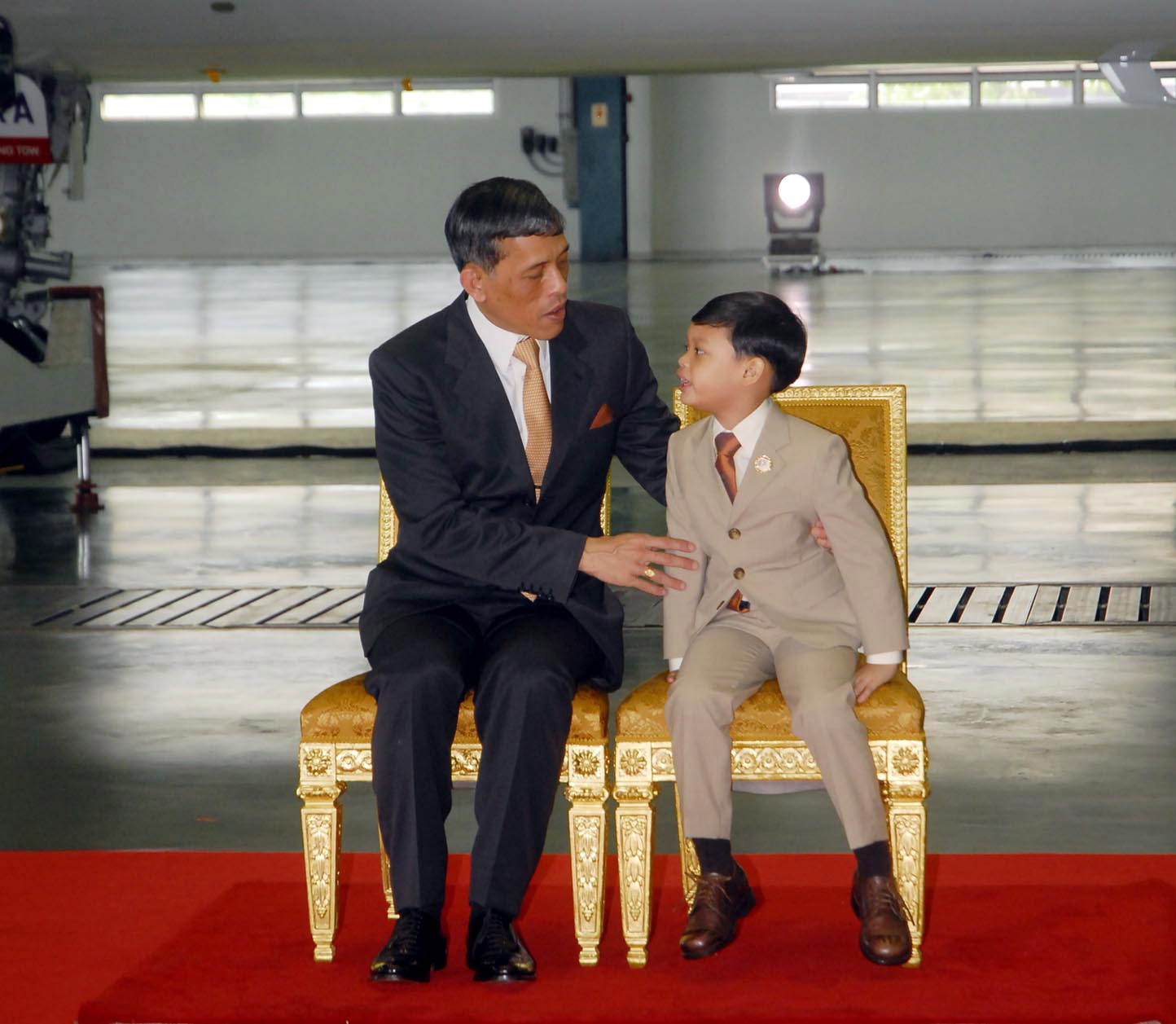 สมเด็จพระบรมโอรสาธิราชฯ สยามมกุฎราชกุมาร เสด็จพระราชดำเนินพร้อม พระเจ้าหลานเธอ พระองค์เจ้าทีปังกรรัศมีโชติ ทรงเป็นประธานในพิธีเปิดสายการบินไทยสมายล์ หน่วยธุรกิจใหม่ของบริษัท การบินไทย จำกัด (มหาชน) ณ โรงซ่อมอากาศยานฝ่ายช่างการบินไทย ท่าอากาศยานสุวรรณภูมิ วันที่ 30 กรกฎาคม 2555