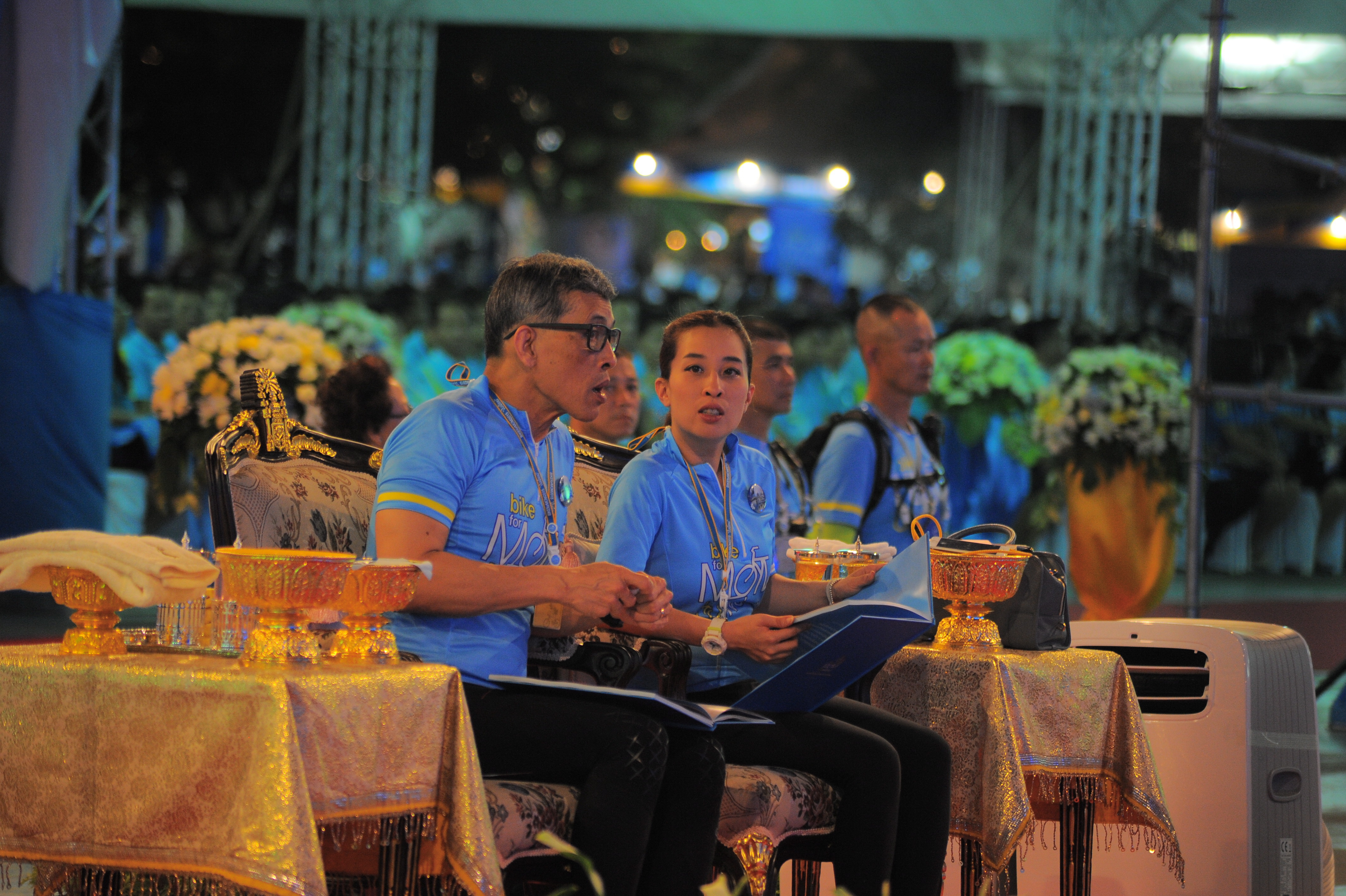 สมเด็จพระบรมโอรสาธิราชฯสยามมกุฎราชกุมาร พร้อมด้วยพระเจ้าหลานเธอ พระองค์เจ้พัชรกิติยาภา ทรงจักรยานในกิจกรรม"Bike for Mom ปั่นเพื่อแม่" หลังจากนั้นทรงทอดพระเนตรคอนเสิร์ต"บทเพลงเพื่อแม่" บริเวณสนามเสือป่า วันที่ 16 สิงหาคม 2558
