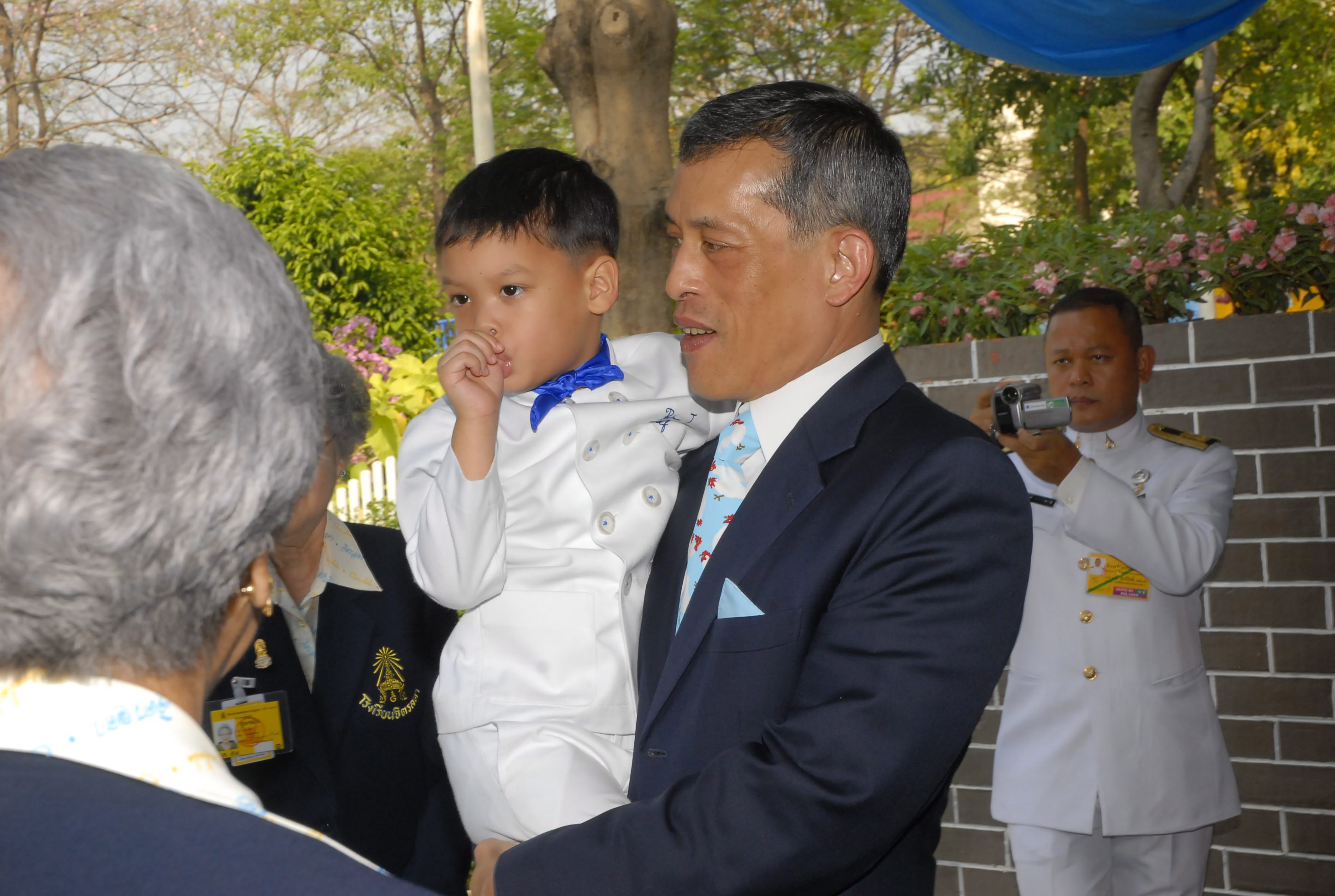 สมเด็จพระบรมโอรสาธิราชฯ สยามมกุฏราชกุมาร เสด็จพระราชดำเนินพร้อมด้วยพระเจ้าวรวงค์เธอ พระองค์เจ้าศรีรัศมิ์ พระรวรชายาฯ ทอดพระเนตรการแสดงของนักเรียนระดับอนุบาลและประถมในงานปิดภาคเรียน ประจำปีการศึกษา 2552ณ โรงเรียนจิตรลดา *** Local Caption *** รูปนี้ส่งเข้า library archive แล้ว