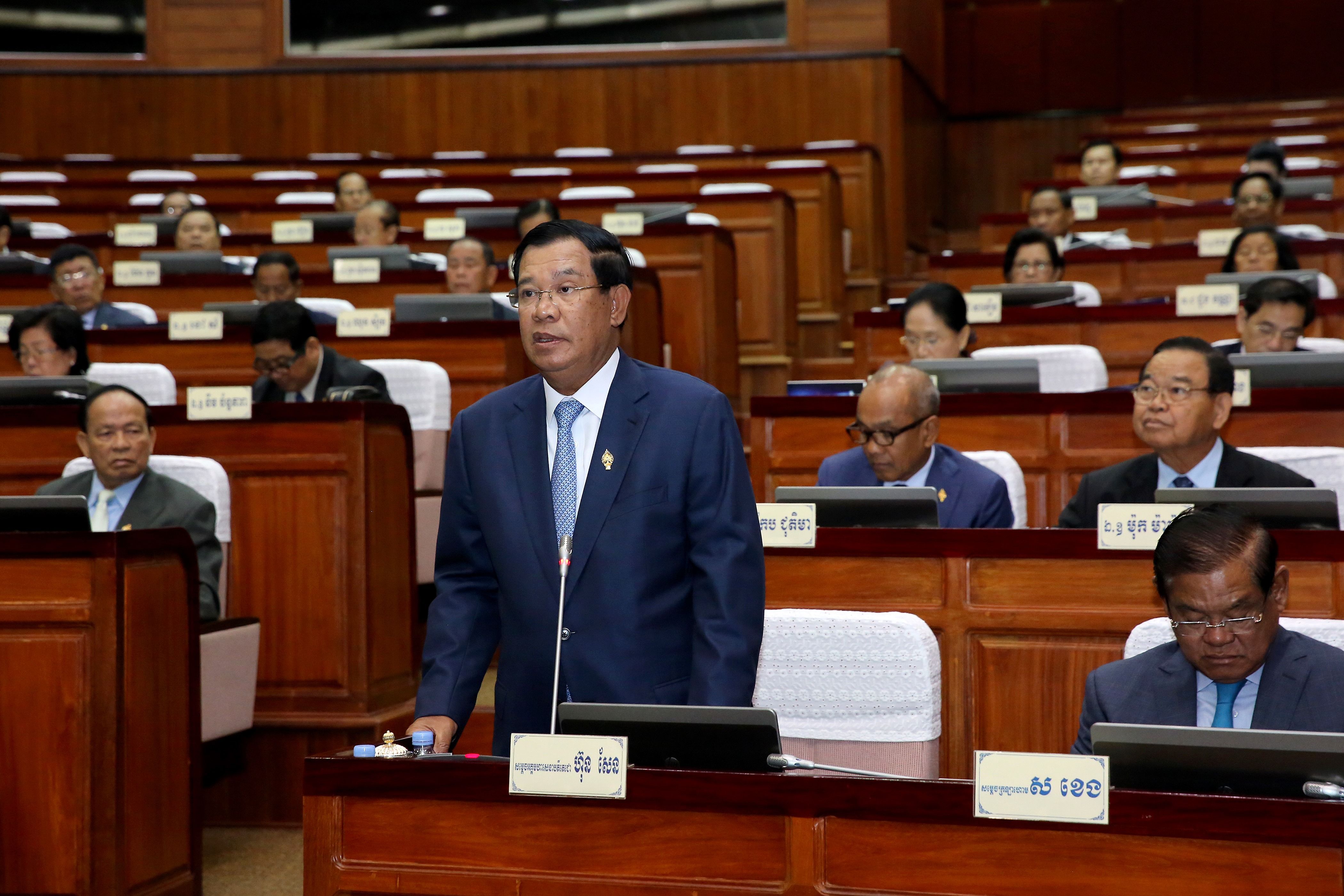 สมเด็จฯฮุน เซน นายกรัฐมนตรีกัมพูชา ขณะกล่าวในที่ประชุมรัฐสภา ที่กรุงพนมเปญ เมื่อวันที่ 31 มกราคม (เอเอฟพี)