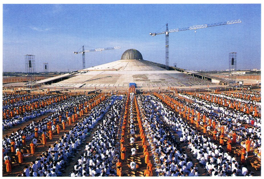 "ธรรมกายเจดีย์" ขณะก่อสร้างต่อมาถูกกลุ่มต่อต้านเรียกเชิงเสียดสีว่า "(ลัทธิ)จานบิน" ด้วยรูปแบบอาคารที่คล้ายคลึง