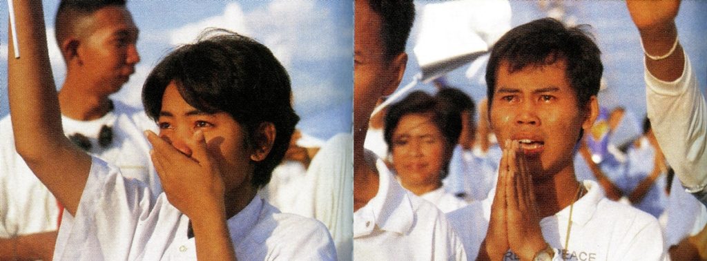 สานุศิษย์นับหมื่นน้ำตาอาบแก้มขณะสถาปนาธรรมกายเจดีย์ เปล่งเสียง "ชิตัง เม" อย่างพร้อมเพรียง เชื่อว่าเกิดอัศจรรย์ตะวันแก้วในรอบ 1,000 ปี