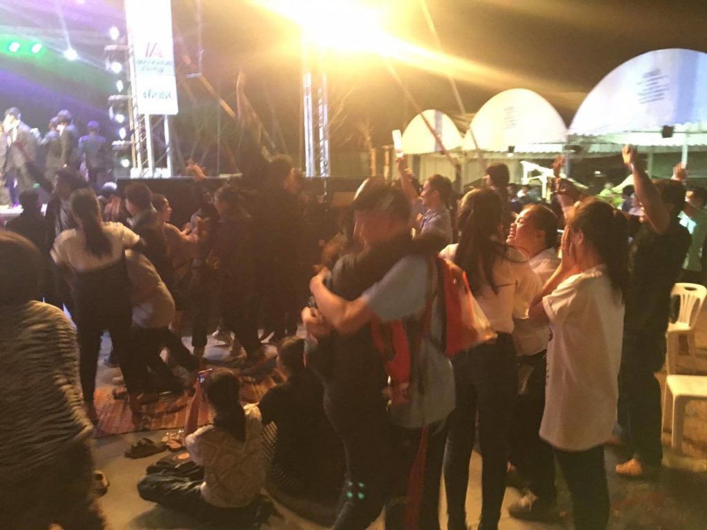 กองเชียร์ ร.ร.ศรีวิไล ดีใจสุดฤทธิ์ ถึงกับโผเข้ากอดกัน