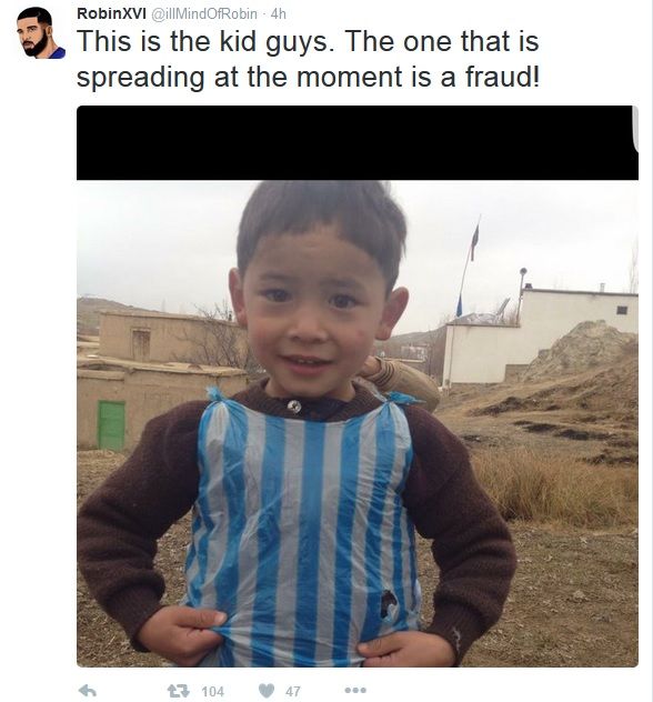 ภาพของเด็กชาวอัฟกานิสถานซึ่งคาดว่าเป็นตัวจริง (ภาพจากทวิตเตอร์ @illMindOfRobin)