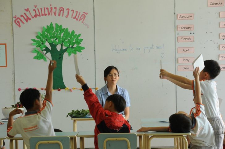 ครูและนักเรียนร่วมกันเรียนรู้สิ่งใหม่