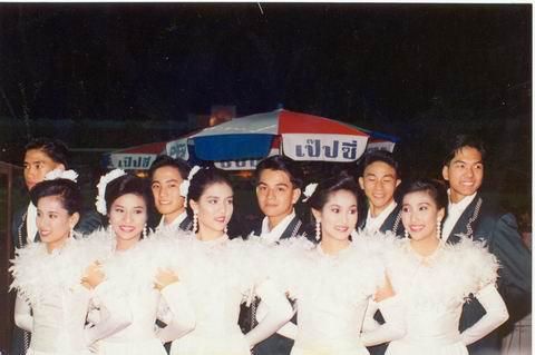 เชียร์ลีดเดอร์ จุฬาฯ รุ่น 78 (แถวผู้หญิงจากขวา -อุ้ม สิริยากร พุกกะเวส) 