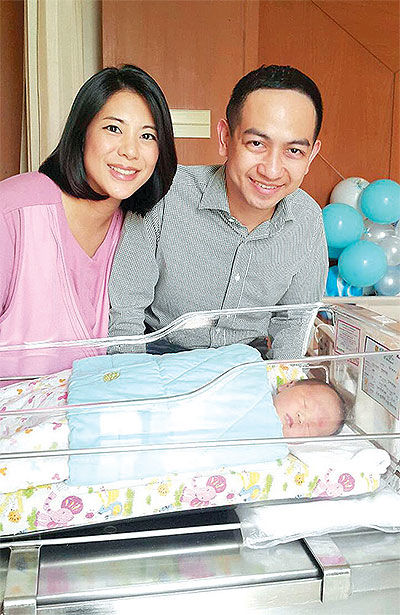 ร.ต.ปรพล อดิเรกสาร และภริยา ถ่ายภาพกับสมาชิกใหม่ ดช.ปีเก้ ลูกชายคนแรก