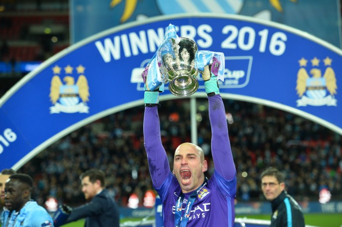 Manchester CIty's Argentinian goalkeeper Willy Caballero (C) holds up the League Cup during the presentation after Manchester City won the penalty shoot-out to win the English League Cup final football match between Liverpool and Manchester City at Wembley Stadium in London on February 28, 2016. / AFP / GLYN KIRK / RESTRICTED TO EDITORIAL USE. No use with unauthorized audio, video, data, fixture lists, club/league logos or 'live' services. Online in-match use limited to 75 images, no video emulation. No use in betting, games or single club/league/player publications. /