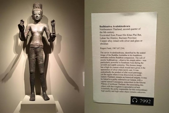 พระอวโลกิเตศวรสัมฤทธิ์ จัดแสดงในห้อง Southeast Asian Art ที่ The Metropolitan Museum นิวยอร์ค โดยระบุว่ามีการขุดพบที่ปราสาทเขาปลายบัด จังหวัดบุรีรัมย์ (ภาพถ่ายโดย ดร. รังสิมา กุลพัฒน์) 