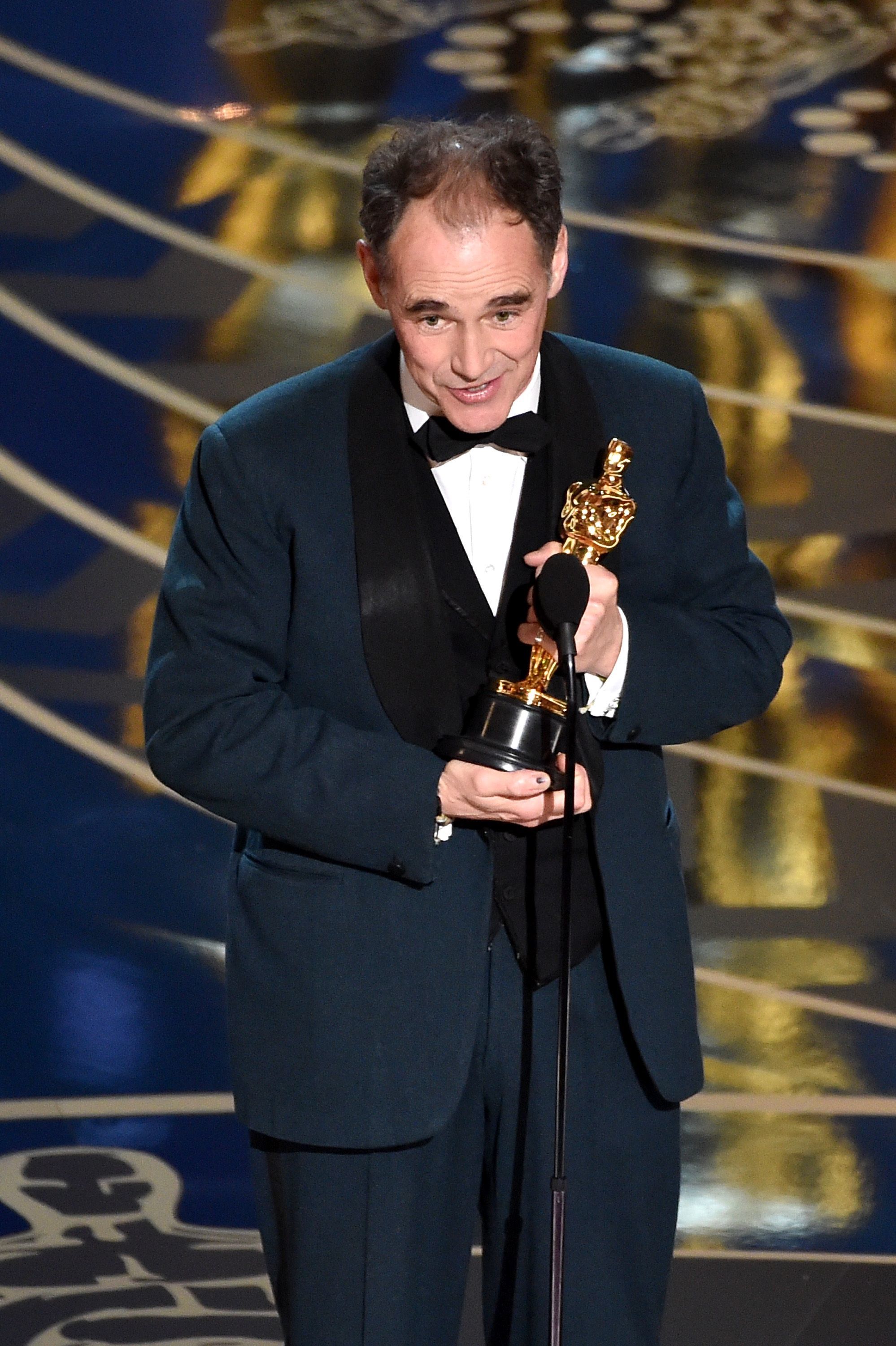 HOLLYWOOD, CA - FEBRUARY 28: Actor Mark Rylance accepts the Best Supporting Actor award for 'Bridge of Spies' onstage during the 88th Annual Academy Awards at the Dolby Theatre on February 28, 2016 in Hollywood, California. Kevin Winter/Getty Images/AFP == FOR NEWSPAPERS, INTERNET, TELCOS & TELEVISION USE ONLY ==