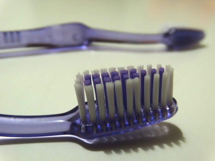 tooth-brushes-592065_1920