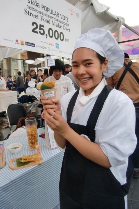 นางสาวดลฤทัย ทิพรัตนอุดมสุข กับเมนูเกี๊ยวทอดซีฟู้ด