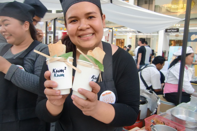 นางสาวสุดารักษ์ ศรีรัตนโนภาศ กับเมนูผัดไทยหอยทอด