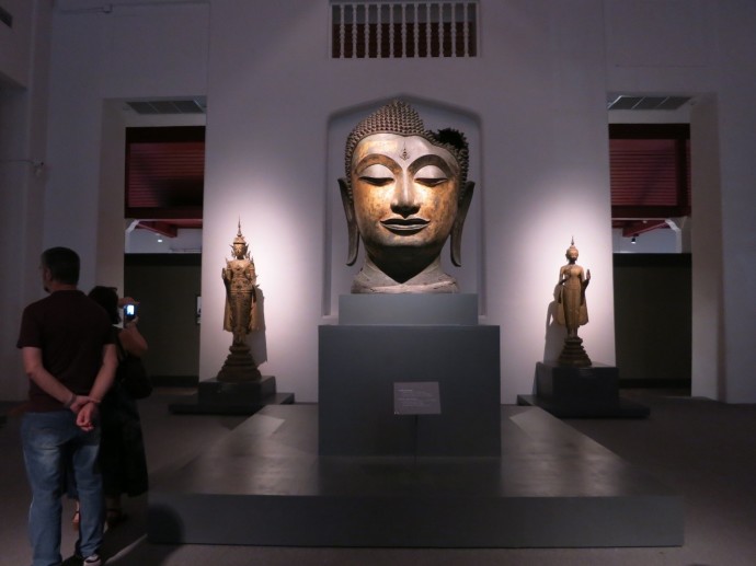เศียรพระพุทธรูปสำริดขนาดใหญ่ จัดแสดงอยู่ในพระที่นั่งศิวโมกขพิมาน พิพิธภัณฑสถานแห่งชาติ พระนคร ผศ. ดร. รุ่งโรจน์ ภิรมย์อนุกูล อาจารย์ภาควิชาประวัติศาสตร์ คณะมนุษยศาสตร์ ม. รามคำแหง ตรวจสอบหลักฐานประวัติศาสตร์โบราณคดีแล้วพบว่าเป็นเศียรพระศรีสรรเพชญ์ ในวิหารหลวงวัดพระศรีสรรเพชญ์ อยุธยา ที่เหลือรอดจากถูกไฟไหม้ในสงครามเสียกรุง