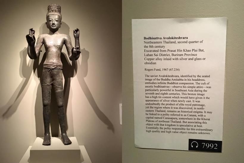 พระโพธิสัตว์อวโลกิเตศวรสำริด ที่ The Metropolitan Museum of Art นิวยอร์ก สหรัฐอเมริกา (กลาง) ป้ายจัดแสดงระบุชัดเจนว่ามาจากปราสาทเขาปลายบัด จ. บุรีรัมย์ (ถ่ายโดย ดร. รังสิมา กุลพัฒน์ นักวิจัยประจำแคโรไลนา เอเชีย เซ็นเตอร์ มหาวิทยาลัยนอร์ธ แคโรไลนา) 