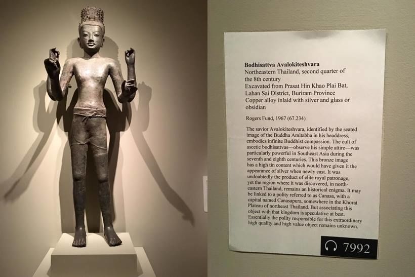 พระโพธิสัตว์อวโลกิเตศวรสำริด ที่ The Metropolitan Museum of Art นิวยอร์ก สหรัฐอเมริกา (กลาง) ป้ายจัดแสดงระบุชัดเจนว่ามาจากปราสาทเขาปลายบัด จ. บุรีรัมย์ (ถ่ายโดย ดร. รังสิมา กุลพัฒน์ นักวิจัยประจำแคโรไลนา เอเชีย เซ็นเตอร์ มหาวิทยาลัยนอร์ธ แคโรไลนา)