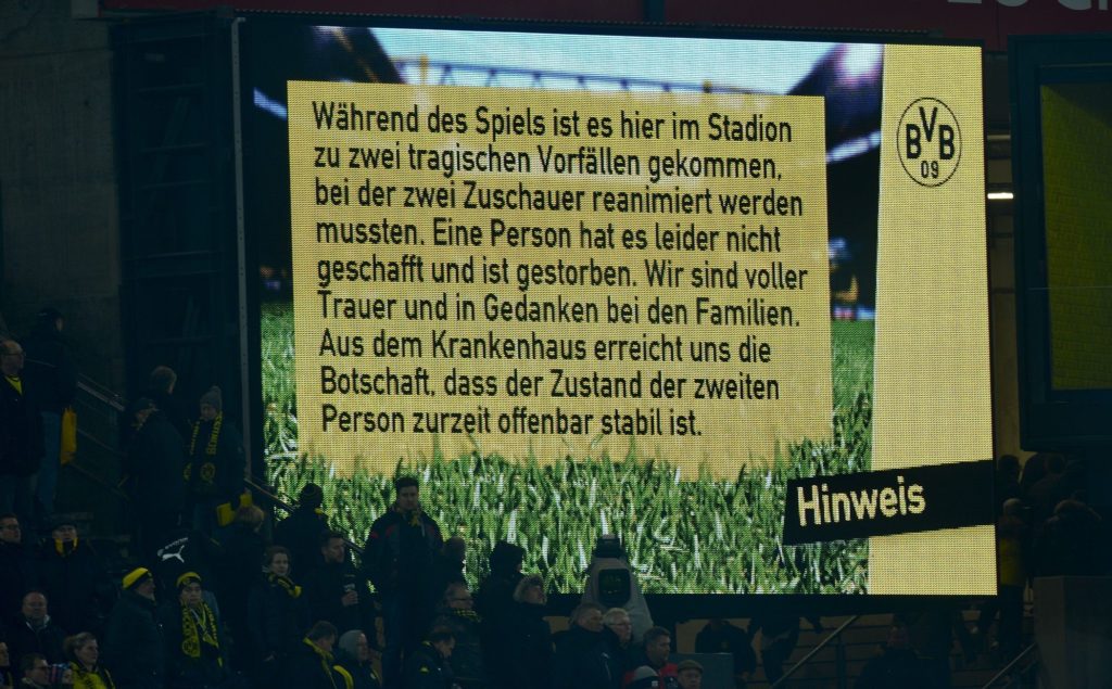 สกอร์บอร์ดในสนามเวสต์ฟาเลน สตาดิโอน ของทีมเสือเหลืองให้รายละเอียดเกี่ยวกับข่าวเศร้าให้แฟนบอลได้รับทราบ