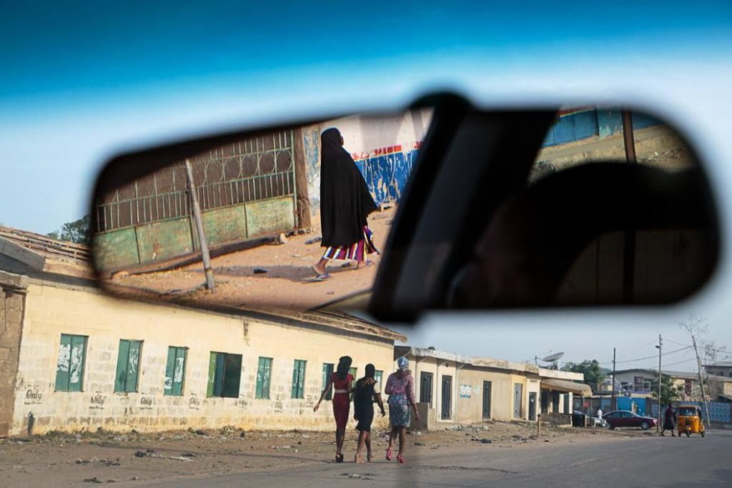 ภาพถ่ายโดย Ed Kashi/National Geographic Magazine งานชุด Northern Nigeria ภาพสารคดีประเทศไนจีเรีย ซึ่งเป็นแหล่งผลิตน้ำมันสำคัญที่สุดแห่งหนึ่ง ขณะที่ประชากรครึ่งหนึ่งยังยากจนอยู่ โดยเฉพาะทางตอนเหนือ แม้ประเทศจะแบ่งครึ่งทางศาสนา คือมุสลิมทางเหนือ และคริสเตียนทางใต้ ในปี 2009 กลุ่มมุสลิมหัวรุนแรงที่เรียนตัวเองว่า Boko Haram ได้เริ่มก่อความรุนแรงขึ้น เมื่อความตึงเครียดมากขึ้น จนอาจกลายเป็นสงครามกลางเมือง