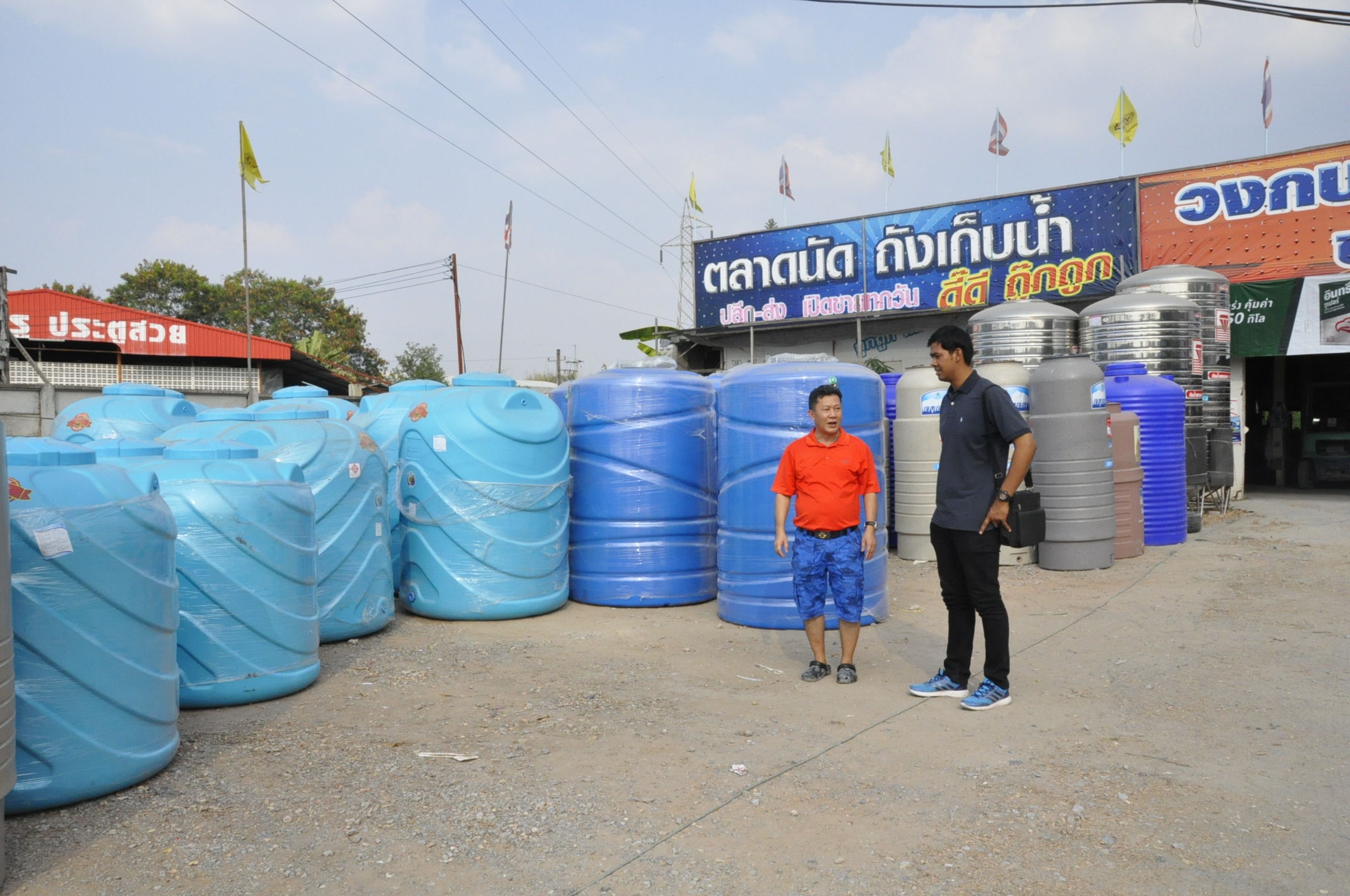 อึ้ง พ่อค้าโคราชโอดศก.ตกต่ำ-กำลังซื้อหดฮวบ ยอดขายถังเก็บน้ำลด50เปอร์เซ็นต์ อึ้ง พ่อค้าโคราชโอดศก.ตกต่ำ-กำลังซื้อหดฮวบ ยอดขายถังเก็บน้ำลด50เปอร์เซ็นต์