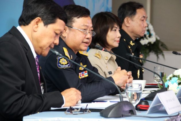 นายณรงค์ รัตนานุกูล เลขาธิการ ป.ป.ส. พร้อมด้วย พล.ต.ดำรงพล เชิดสงวน รอง ผอ.ศปป.1 กอ.รมน. นางวิภารัตน์ ไชยานุกิจ ผู้อำนวยการสำนักพัฒนาสังคม กรุงเทพฯ และนายวาทกานต์ ช่อแก้ว ผู้อำนวยการกองแผนงาน กรมการพัฒนาชุมชน ร่วมกันแถลงเปิดโครงการ "มหกรรม 12 กองทุนแม่ของแผ่นดิน