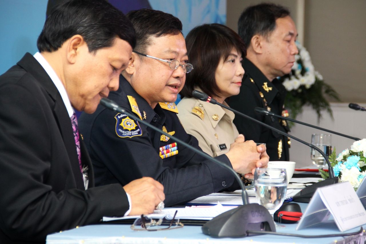 นายณรงค์ รัตนานุกูล เลขาธิการ ป.ป.ส. พร้อมด้วย พล.ต.ดำรงพล เชิดสงวน รอง ผอ.ศปป.1 กอ.รมน. นางวิภารัตน์ ไชยานุกิจ ผู้อำนวยการสำนักพัฒนาสังคม กรุงเทพฯ และนายวาทกานต์ ช่อแก้ว ผู้อำนวยการกองแผนงาน กรมการพัฒนาชุมชน ร่วมกันแถลงเปิดโครงการ "มหกรรม 12 กองทุนแม่ของแผ่นดิน