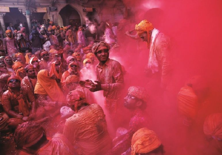 ประเพณีเล่นสาดสี ในเทศกาลโหลี (Holi) ของอินเดีย การเล่นสาดสีจะเริ่มเล่นในเช้าหลังจากวัน โหลิกาทหนะ(Holika Dahana) ในวันแรม 1 ค่ำ เดือนไจตระ ซึ่งมีทั้งสาดด้วยผงสี และน้ำผสมสี ประเพณีนี้แต่เดิมแพร่หลายอยู่เฉพาะในอินเดียภาคเหนือและบางส่วนของภาคตะวันออก ปัจจุบันเป็นที่รู้จักกันโดยทั่วไป (ภาพจากเว็บไซต์ http://www.theguardian.com)