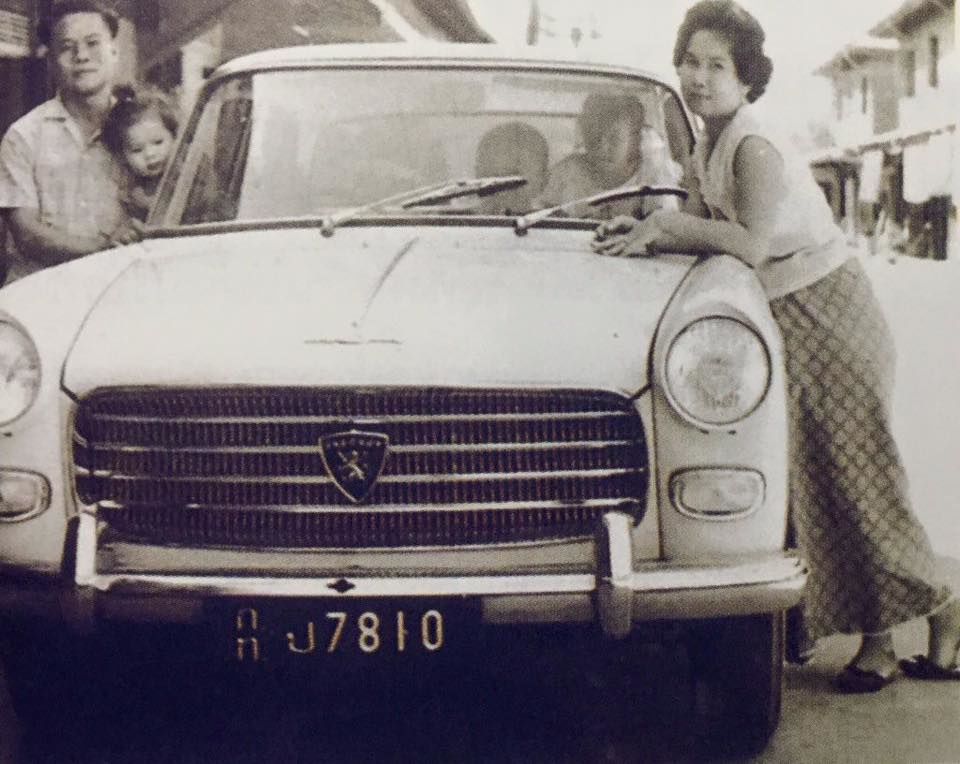 ภาพถ่ายกับครอบครัว คู่รถยนต์คันแรกในชีวิต 