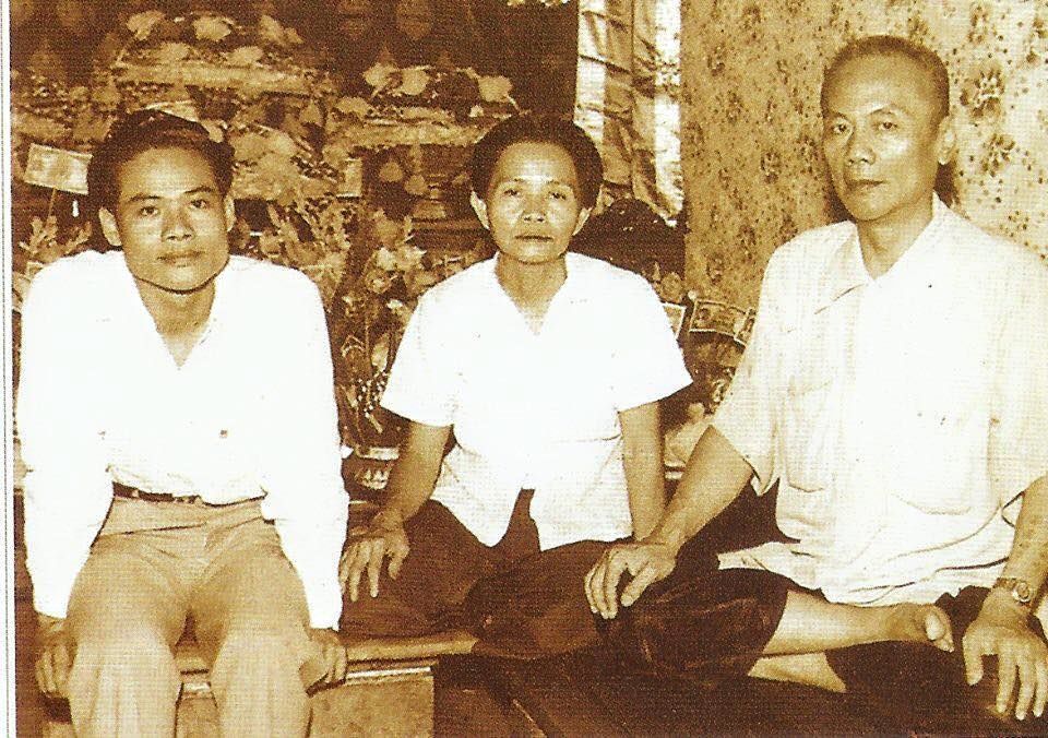 บรรหาร บุตรชายนายเซ่งกิม และนางสายเอ็ง แซ่เบ๊ เจ้าของกิจการผ้าในจังหวัดสุพรรณบุรี