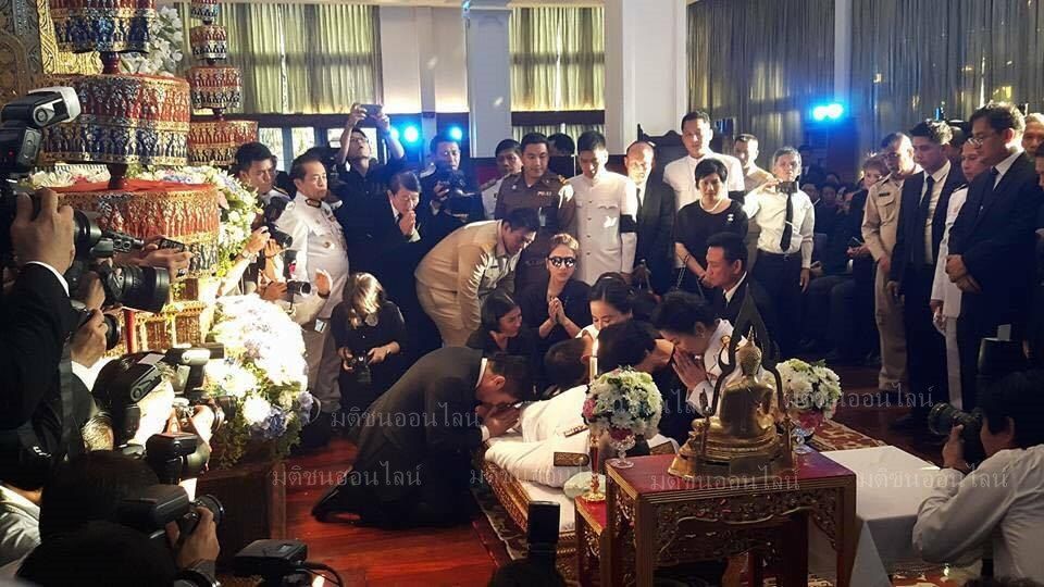 รดน้ำศพบรรหาร
