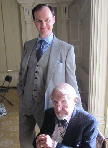 มาร์ค แก็ตติส และ ดักลาส วิลเมอร์ (ภาพจาก ทวิตเตอร์ @markgatiss )