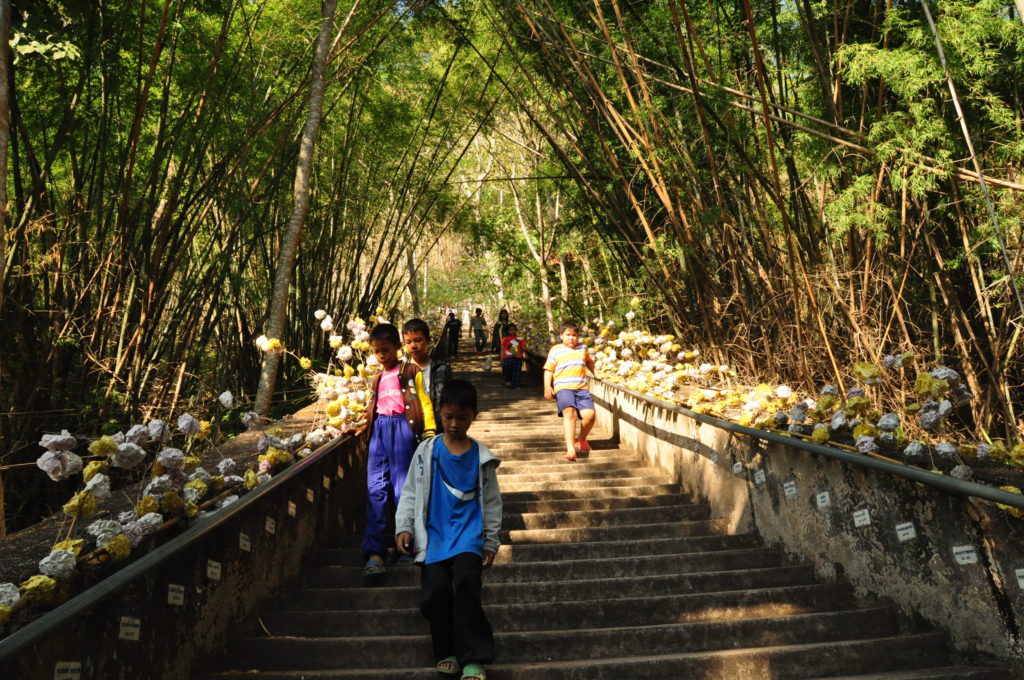 บันไดสวรรค์ 621 ขั้น ถ้าวัดเอราวัญ หนองบัวลำภู