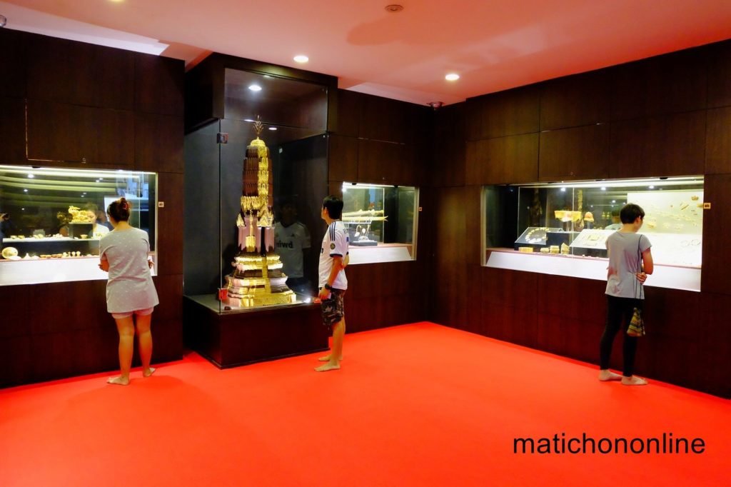 ห้องจัดแสดงเครื่องทองจากกรุพระปรางค์วัดราชบูรณะ ที่พิพิธภัณฑสถานแห่งชาติ เจ้าสามพระยา 