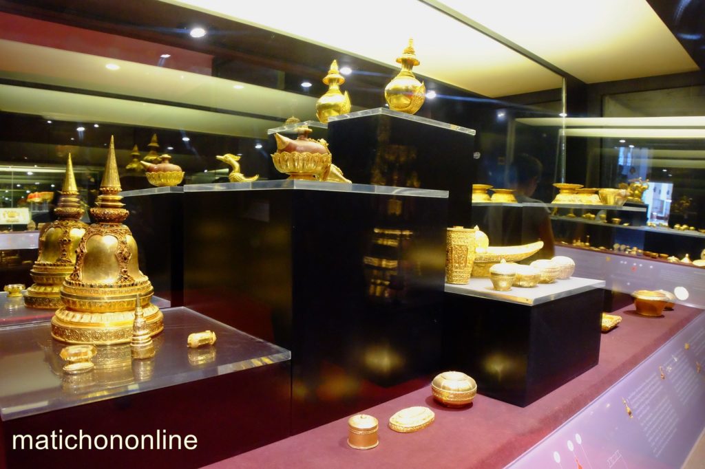เครื่องทองและเครื่องราชูปโภค อาทิ พระเต้า หรือสุวรรณภิงคาร จัดแสดงที่พิพิะภัณฑสถานแห่งชาติเจ้าสามพระยา