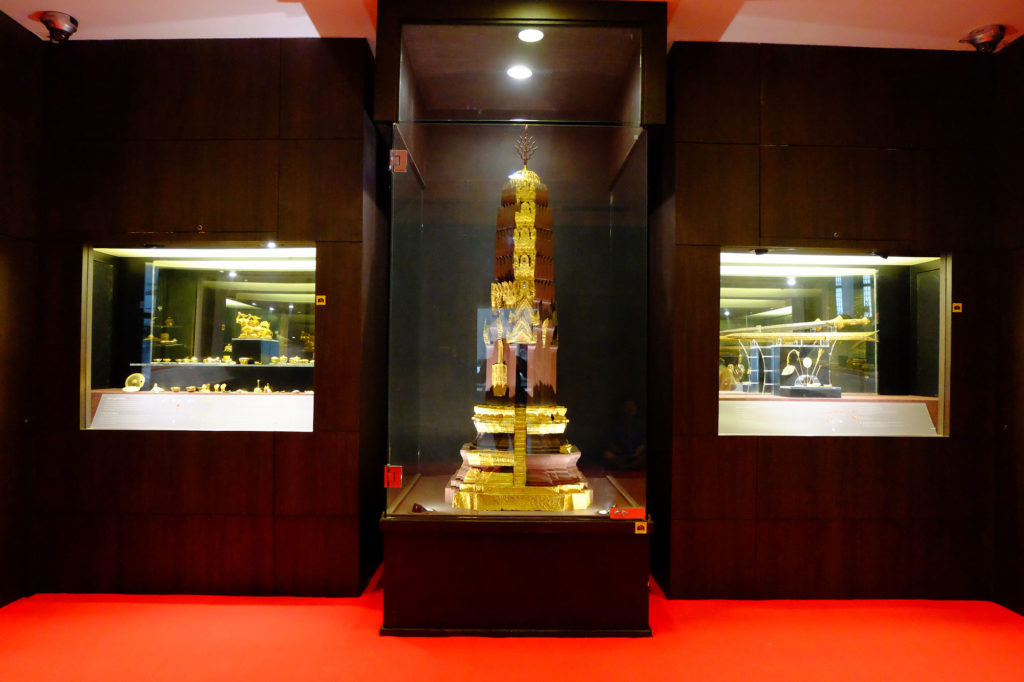 ปรางค์ทองคำจากกรุพระปรางค์วัดราชบูรณะ ปัจจุบันจัดแสดงในพิพิธภัณฑสถานแห่งชาติเจ้าสามพระยา 