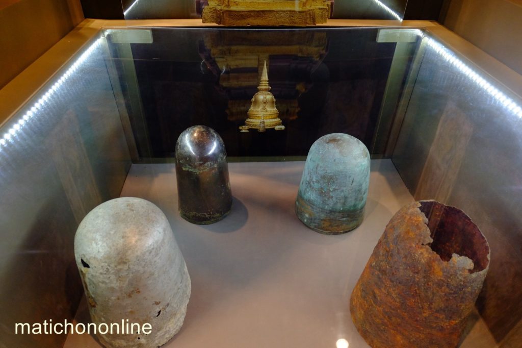 ครอบพระเจดีย์ 4 ชั้น ปัจจุบันจัดแสดงในนิทรรสการพิเศษ เรื่อง 'เครื่องทองอยุธยา มรดกของโลก มรดกของแผ่นดิน' ที่พิพิธภัณฑสถานแห่งชาติเจ้าสามพระยา 