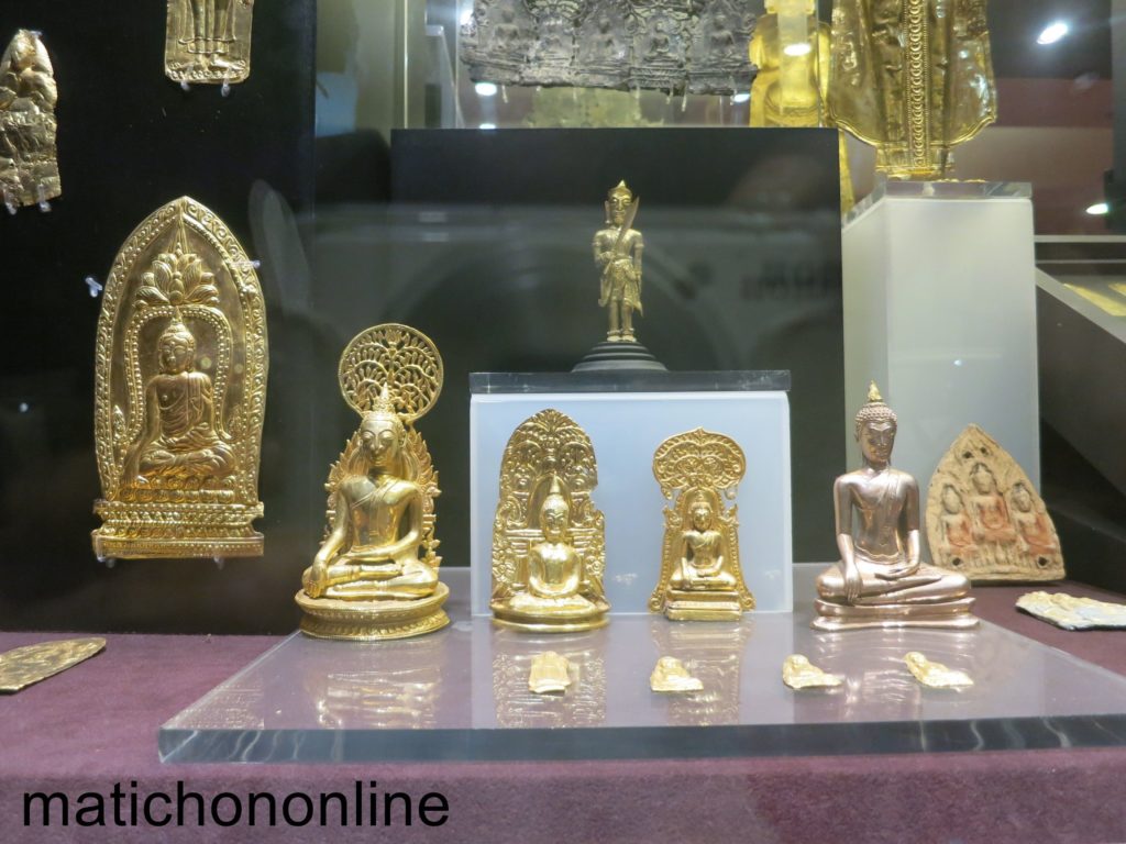 พระพุทธรูปทองคำ พบในกรุพระปรางค์วัดราชบูรณะ ปัจจุบันจัดแสดงที่พิพิธภัณฑสถานแห่งชาติเจ้าสามพระยา จังหวัดพระนครศรีอยุธยา 