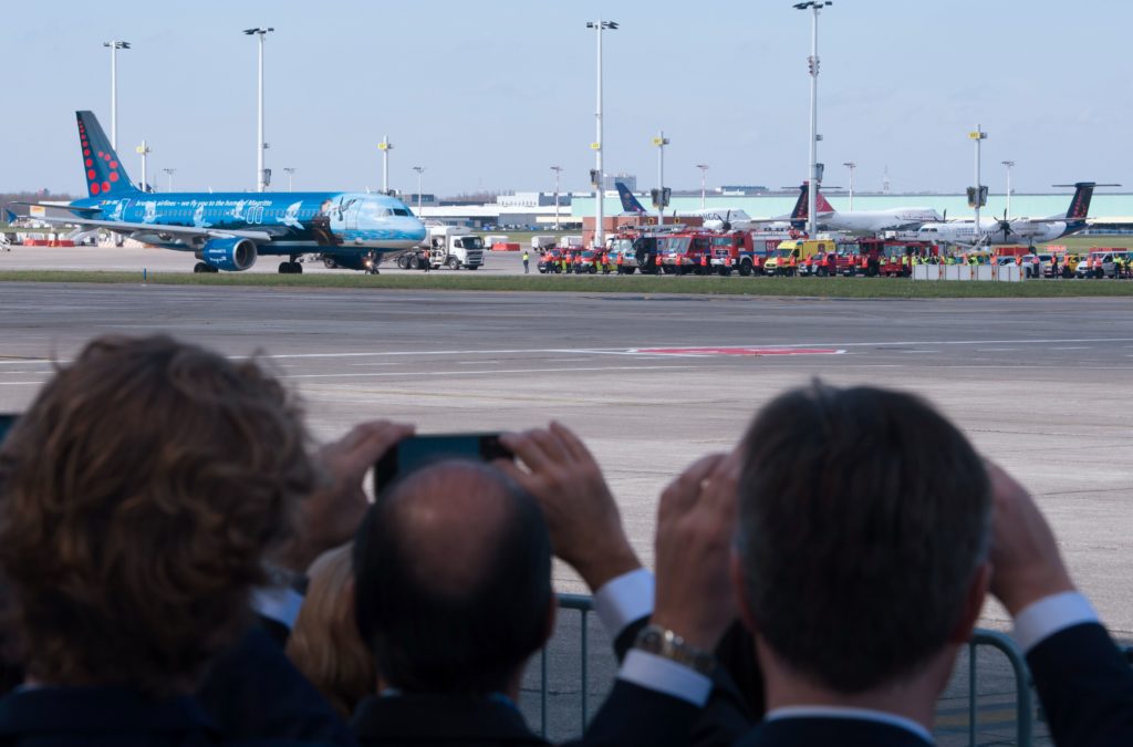 ผู้คนถ่ายภาพเครื่องบินที่กำลังจะออกจากสนามบินซาเวนเต็ม กรุงบรัสเซลส์ ประเทศเบลเยียม เมื่อวันที่ 3 เมษายน - ภาพ AFP 